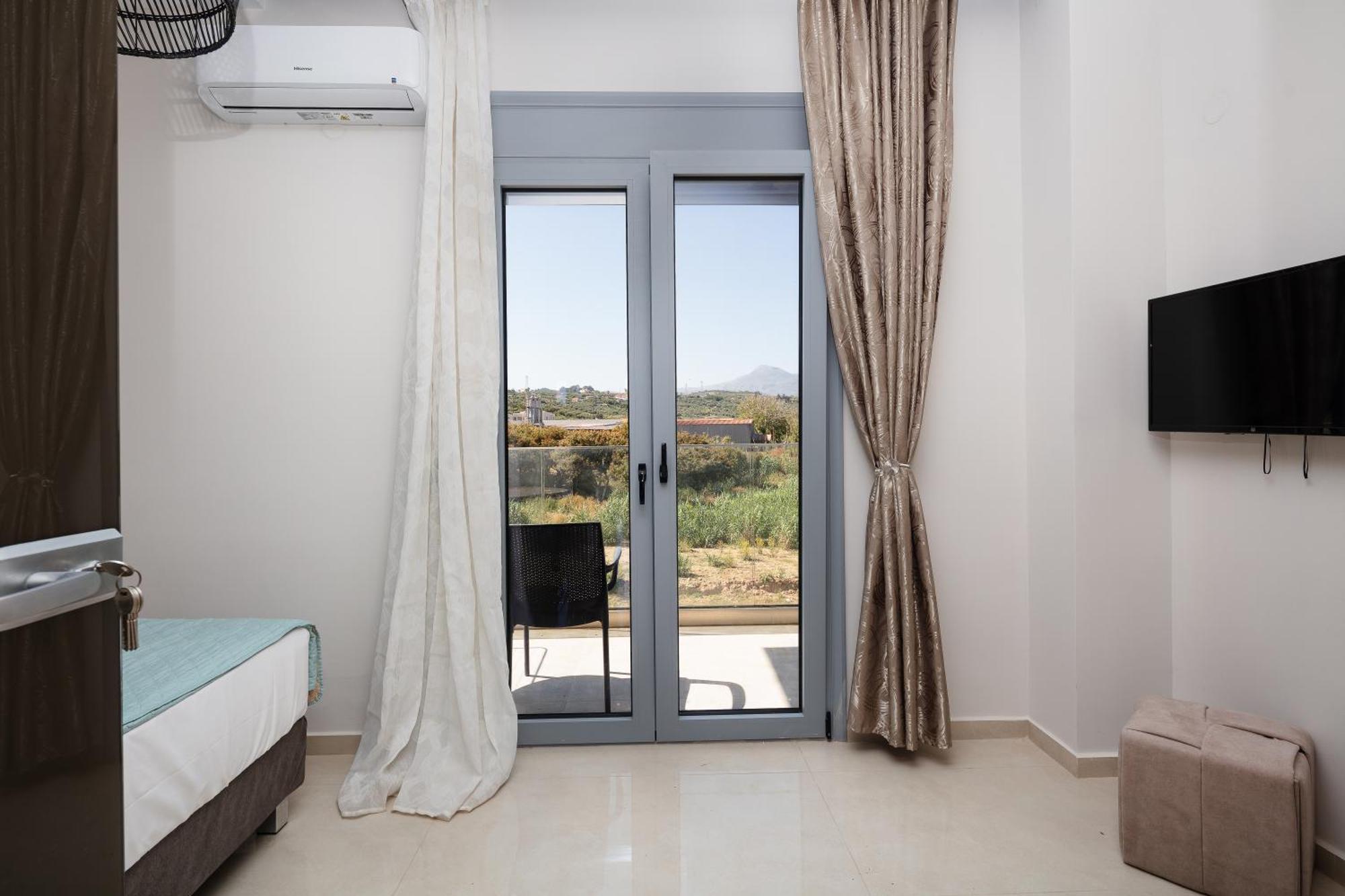 Hotel Iosifina, 80 Metres From Episkopi Beach! Dhramia Bilik gambar