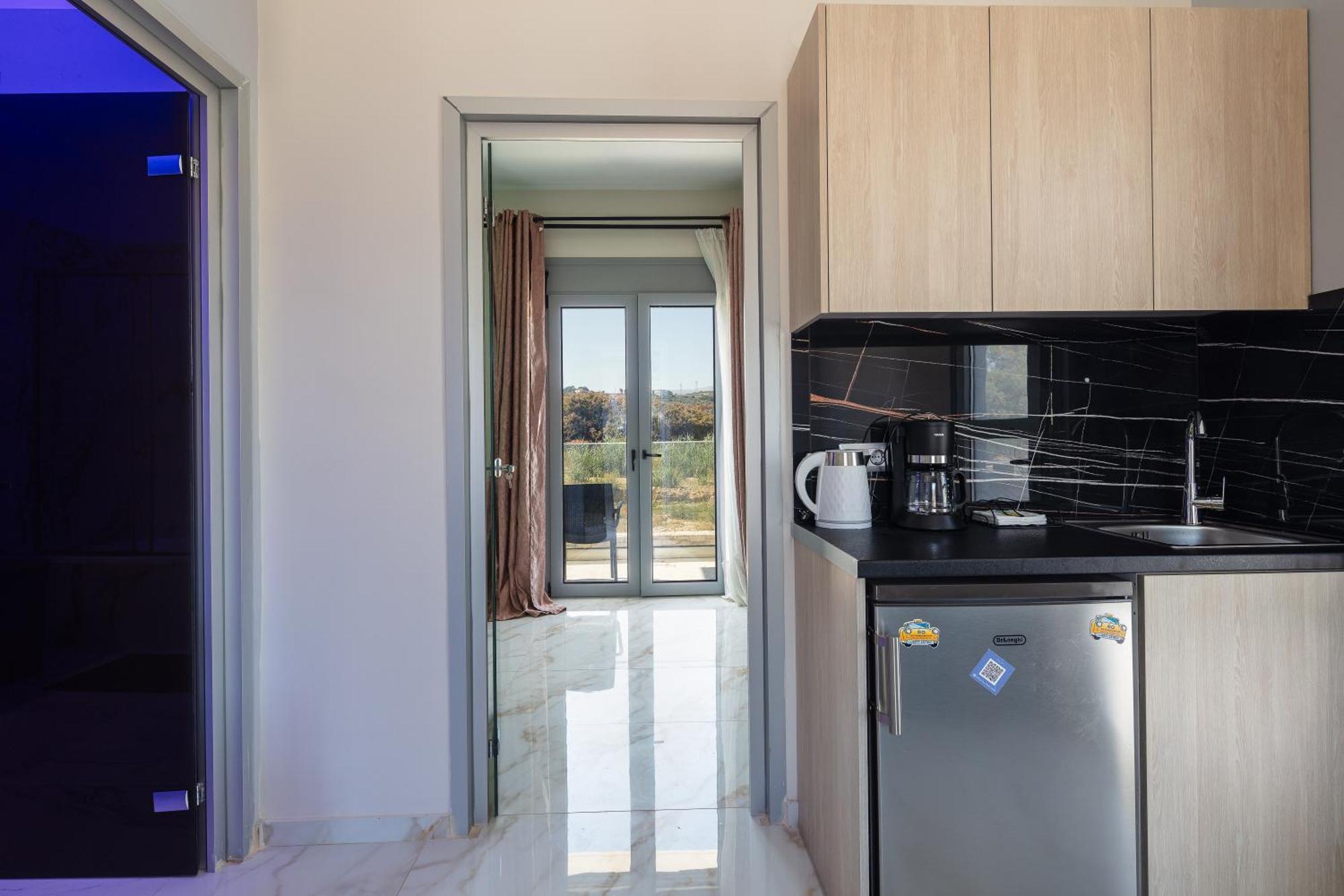 Hotel Iosifina, 80 Metres From Episkopi Beach! Dhramia Bilik gambar