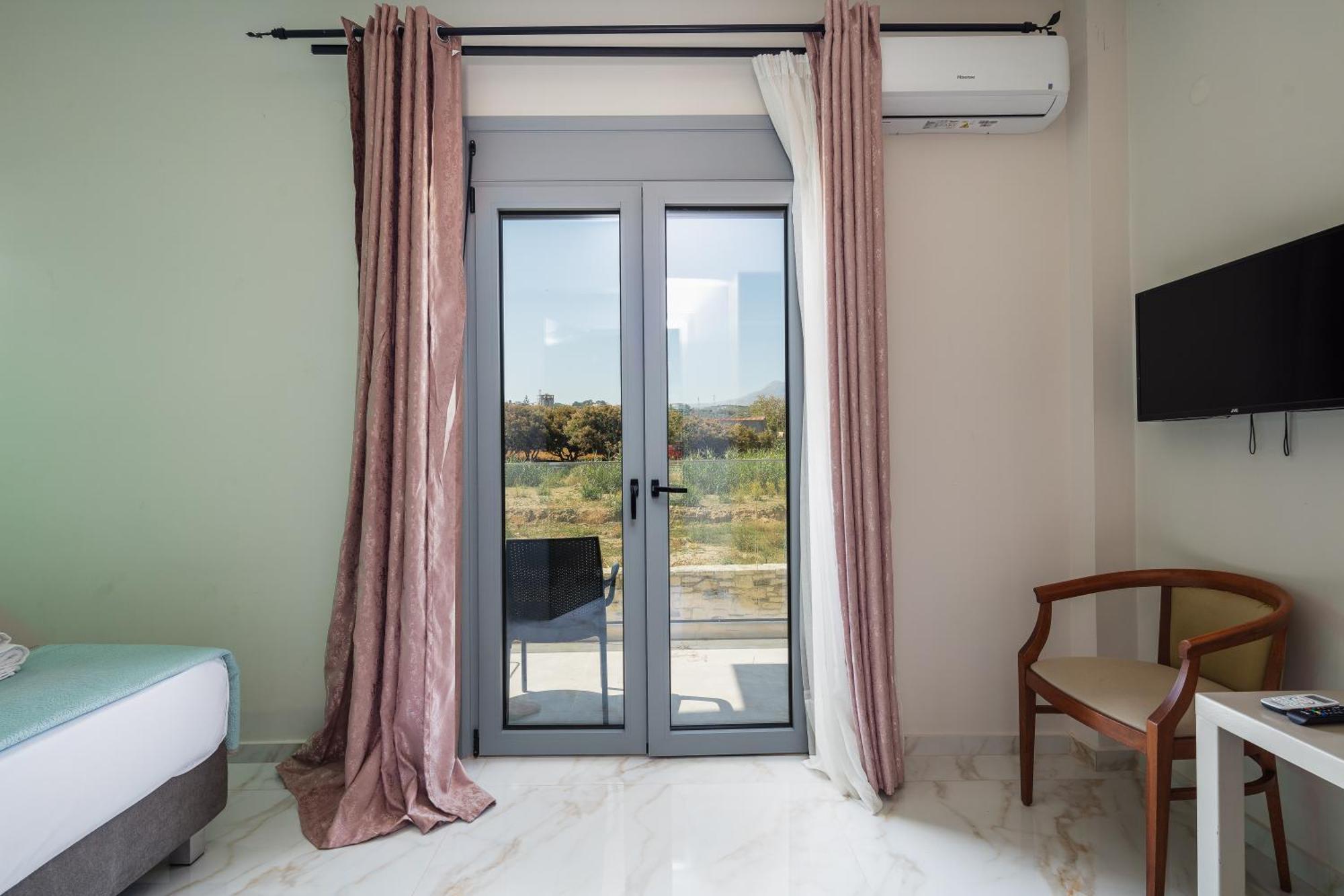 Hotel Iosifina, 80 Metres From Episkopi Beach! Dhramia Bilik gambar
